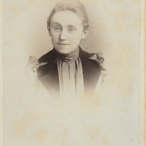 Carte du Cabinet victorien, Jeune femme, Portrait, Col sombre, Crowe & Rodgers, Stirling