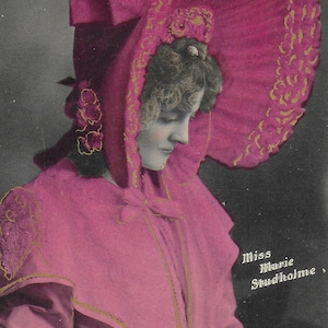 RPPC イギリスの女優マリー・スタッドホルム、劇場のスター、有名な美女の赤いドレスとフード、迅速な写真印刷