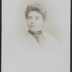 Carte de visite, photo victorienne, jeune femme, collier en dentelle, cheveux attachés, quartier H, West Croydon