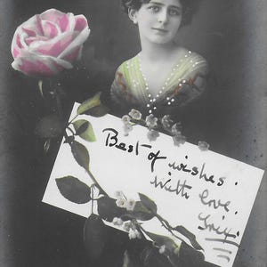 Cachet de la poste, Carte postale vintage, Jeune femme, Longs cheveux noirs, Épaules nues, Posté en 1914, Rose, Cachet de la poste