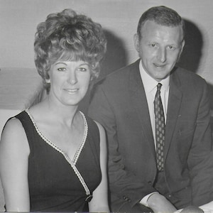 photo vintage, Jeune femme, Coiffure des années 1960, Robe sans manches, Date du dîner, Jeune homme