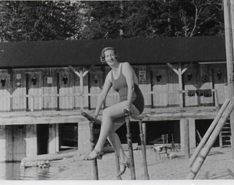 Vintage-Fotografie, Dame im Badeanzug, Strand, Rettungsschwimmer? Wahrscheinlich nicht mit diesen Schuhen!