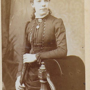 Photo victorienne, CDV, jeune femme, robe sombre, debout derrière une chaise, A & G Taylor, Édimbourg