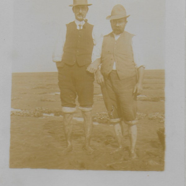 photo vintage, journée à la plage, pagayer dans la mer, pantalon retroussé, plaisir des vacances