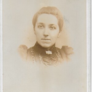 Photo vintage, Carte d’armoire, Jeune femme, Grandes manches, Austin Neale, Nottingham