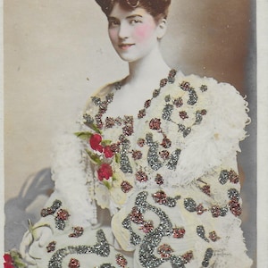 Cartão postal vintage, jovem moça, vestido brilhante, década de 1910