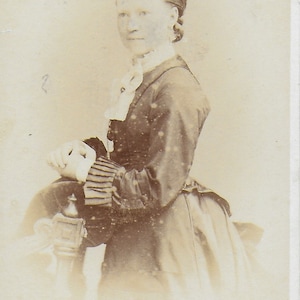Foto vittoriana, signora vittoriana, CDV, vestito a pois, polsini grandi, J Bateman, Canterbury
