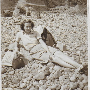 3 Vintage Fotografien, Tag am Strand, Paar am Strand, Steinstrand, Familienausflug,
