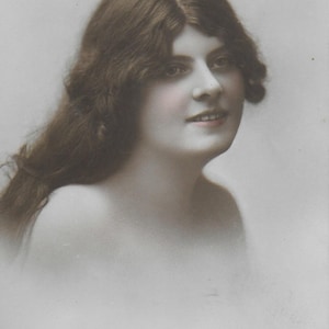 Carte postale vintage, Jeune femme, Longs cheveux noirs, Épaules nues, Belle carte #2