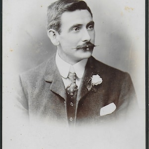 Viktorianische Kabinett Karte, Porträt eines eleganten jungen Gentleman mit Anzug, weißem Hemd und Krawatte. Schnurrbart, Knopfloch, R T Batt, Bristol