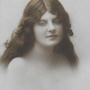 Carte postale vintage, Jeune femme, Longs cheveux noirs, Épaules nues, Belle carte