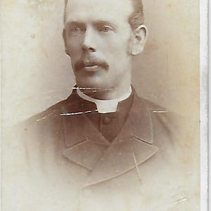 Viktorianisches CDV Porträt eines jungen Mannes mit Schnurrbart in einem Anzug von Albert Sachs Bradford