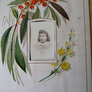 Viktorianische Albumseite, Kabinett Karte, Junges Mädchen, Lockiges Haar, Blumendekoration, Handgezeichnete Illustrationen auf der Rückseite