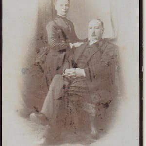 Cartão de gabinete, cavalheiro vitoriano, esposa, cadeira, casal vestido escuro,
