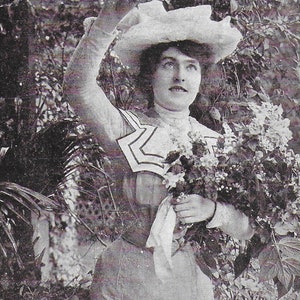 RPPC, actrice Madge Lessing, mode édouardienne, star du théâtre, célèbre beauté, grand chapeau, fleurs dans les bras, jardin, série Dainty Novels
