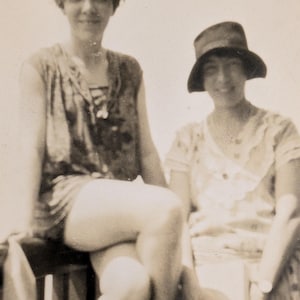 Vintage Fotografie, -Show A Leg Welpe - junge Dame, die viel Bein zeigt, 1927