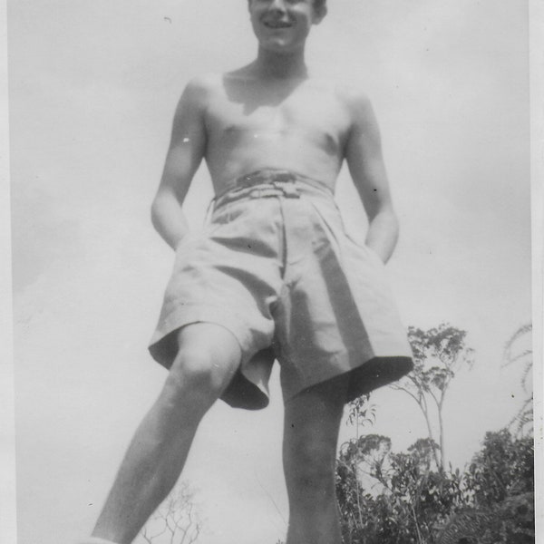 photo vintage, homme torse nu, short bouffant