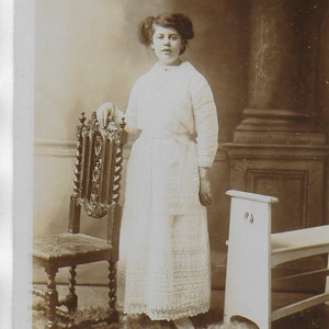 carte postale vintage, Jeune femme, Chaise ornée, Portrait, À la cousine Lizzie, Rosie, Histoire sociale,
