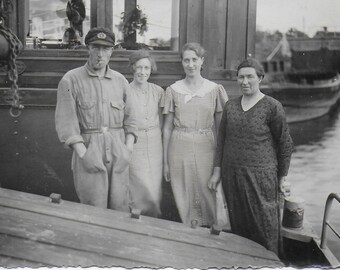 Vintage Fotografie, Seekapitän an Bord mit seinen Damen, rauchend,