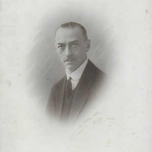 Foto auf Karte montiert, Gentleman, Haar nach hinten gekämmt, Schnurrbart, Scharf Anzug, Fuchs