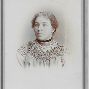 Carte Cabinbet, Jeune femme, Dame victorienne, Robe légère, Col en dentelle, Photo victorienne, Mode victorienne, Histoire sociale