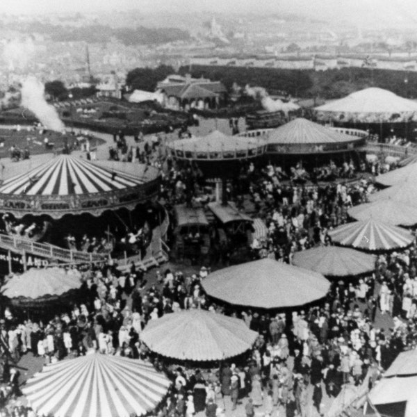 Téléchargement numérique, Tous les divertissements de la fête foraine, Manèges, attractions, pêle-mêle, noir blanc, journaux, albums de coupures, ordures ménagères x3