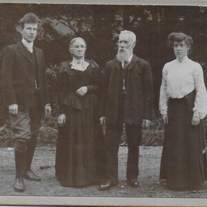 Carte de cabinet victorienne - portrait de famille au fond du jardin. Soeurs, Frère, Robe noire, La mode pour réunion de famille