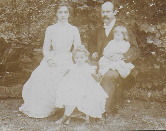 Photo numérique, Télécharger, Photo victorienne, Famille dans le jardin, Idéal pour créer un projet artistique