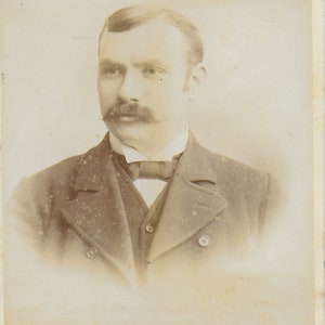 Cabinet Card, Smart Gentleman, Papillon, Foto vintage, Ritratto vittoriano, WJ Chivers, Sutton, Surrey