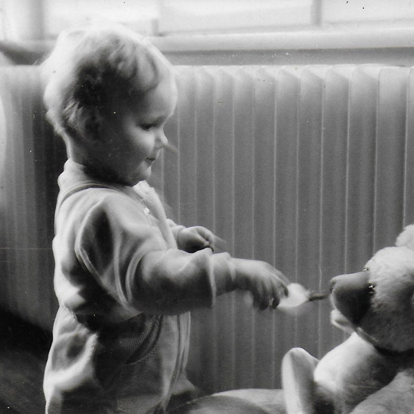 RPPC, Niño pequeño alimentando a su osito de peluche, publicado en 1960