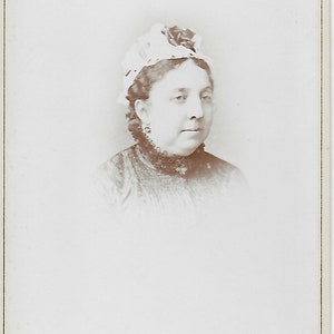 Viktorianische Kabinett Karte, viktorianisches Foto, Dame mit Hut, viktorianische Mütze, schwarzer Spitzenkragen, Schloss und Whittfield