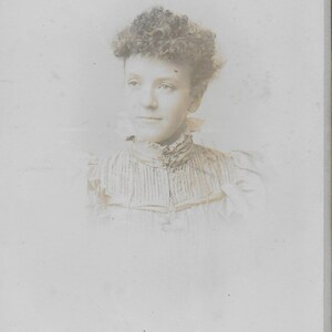 Carte de cabinet victorienne, jeune femme, cheveux bouclés, mode victorienne, A Dunbar, Édimbourg
