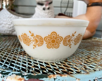 Pyrex Butterfly Gold Floral 402 Mixing Bowl Caramel White Glass Dish Vtg 70s 80s Vintage 1970s 1980s