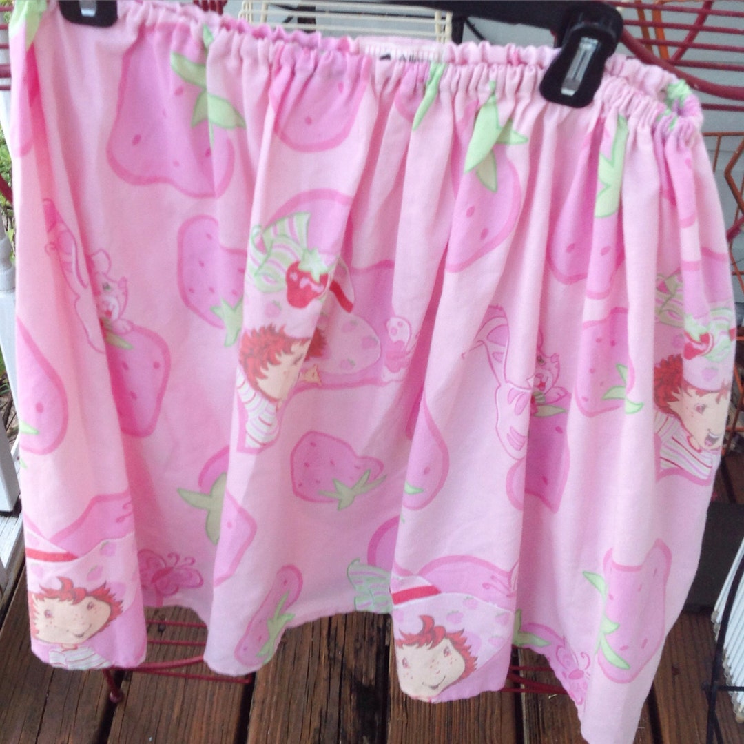 Vintage pink strawberry mini skirt 🍓