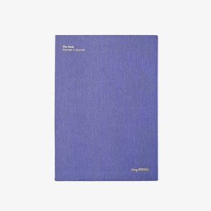Könnte beinhalten: Ein rechteckiges, lila Journal mit dem Text "The Dual Planner + Journal" in der oberen linken Ecke. Die untere rechte Ecke zeigt den Text "tiny GRIDS" in Gold. Das Journal hat einen strukturierten Einband.