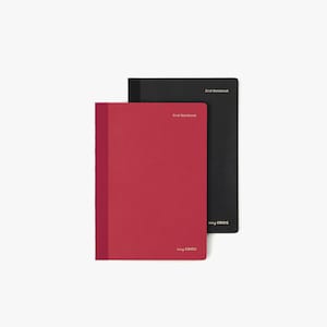 Könnte beinhalten: Zwei karierte Notizbücher, eines rot und eines schwarz, sind aufeinander gestapelt. Das rote Notizbuch hat einen etwas dunkleren roten Buchrücken. Der Text "Grid Notebook" ist oben rechts auf jedem Notizbuch aufgedruckt. Der Text "tiny GRIDS" ist unten auf dem roten Notizbuch aufgedruckt.