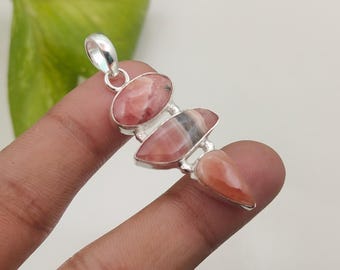Pingente artesanal de rodocrosita: joia em prata de lei com pedra preciosa rosa.