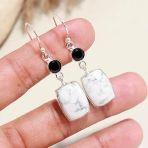 Pendientes colgantes de plata de ley con howlita blanca y ónix negro, colgante rectangular de piedra preciosa, joyería bohemia