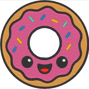 Peut inclure: Un beignet brodé avec un glaçage rose et des vermicelles colorés. Le beignet a un visage souriant avec des yeux noirs et une bouche rouge. Le bord extérieur est de couleur marron clair.