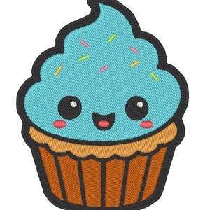 Può includere: Toppa ricamata di un cupcake sorridente con glassa blu e zuccherini colorati. Il cupcake ha una base marrone e un contorno nero, con una faccia carina e guance rosa.