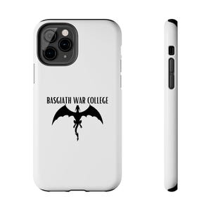 Puede incluir: Carcasa blanca para iPhone con una silueta negra de un dragón y el texto "Basgiath War College".