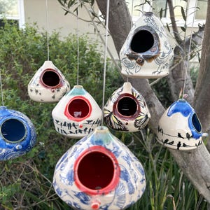 Comedero/casa para pájaros de cerámica con diseño gráfico y colgador de alambre
