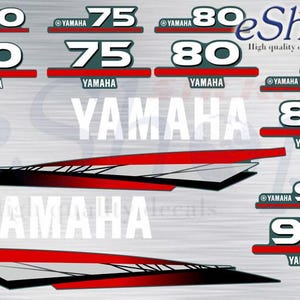 Może przedstawiać: Zestaw naklejek Yamaha z białymi cyframi 70, 75, 80, 85 i 90 z czerwonymi i czarnymi akcentami. Zestaw zawiera dwa duże, podłużne paski graficzne z geometrycznymi wzorami w kolorze czerwonym, białym i czarnym oraz białym napisem YAMAHA.