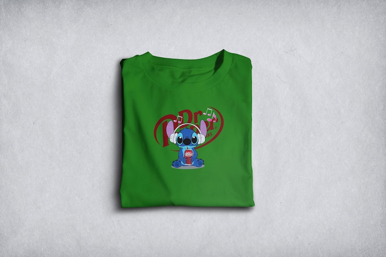 Może przedstawiać: Zielona koszulka z postacią z kresk&oacute;wki w słuchawkach i trzymającą nap&oacute;j. Projekt zawiera nuty muzyczne i napis "Dr". Postać jest niebieska z dużymi uszami.