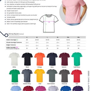 Może przedstawiać: Koszulki Gildan Softstyle w r&oacute;żnych kolorach, w tym białym, czarnym, pomarańczowym i granatowym. Zdjęcie przedstawia mężczyznę w r&oacute;żowej koszulce. Koszulki dostępne są w rozmiarach od S do 3XL, z wymiarami w cm.