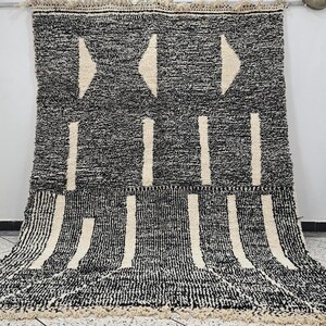 GORGEOUS BENIOURAIN RUG, Moroccan Berber Rug,Black & White Rug, Striped Rug,Excellent quality rug, Handwoven wool Rug,cozy chic rug,wasable