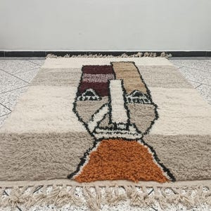 Abstract Face Rug Handmade – Moroccan Tufted Wool Carpet – Artistic Portrait Rug – Modern Boho Home Decor – Unique Statement Piece.