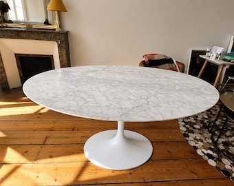 Handgemaakte ovale marmeren eettafel, witte tafel met voetstuk, moderne eettafel