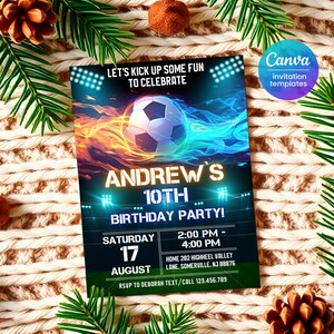 Może przedstawiać: Czarno-zielone zaproszenie na przyjęcie urodzinowe z piłką nożną w płomieniach. Zaproszenie zawiera napis "Let's kick up some fun to celebrate Andrew's 10th Birthday Party!" Zaproszenie zawiera datę, godzinę i miejsce przyjęcia. RSVP do Deborah Text/Call 123.456.789