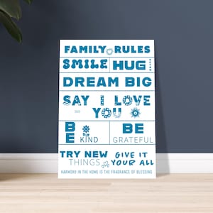 Könnte beinhalten: Ein weißer Poster mit blauem Text und Illustrationen. Der Poster sagt "Familienregeln" und enthält Sätze wie "Lächeln Umarmung", "Groß träumen", "Sag ich liebe dich", "Sei freundlich", "Sei dankbar", "Probiere neue Dinge aus" und "Gib alles". Der Poster enthält auch ein Herz, eine Sonne und eine Blume.